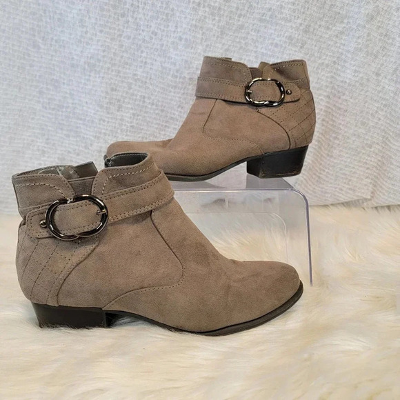 UNISA Faux Suede Taupe Ankle Boot Womens Low‎ Heel Casual Buckle Bootie Size 8 - Picture 1 of 16
